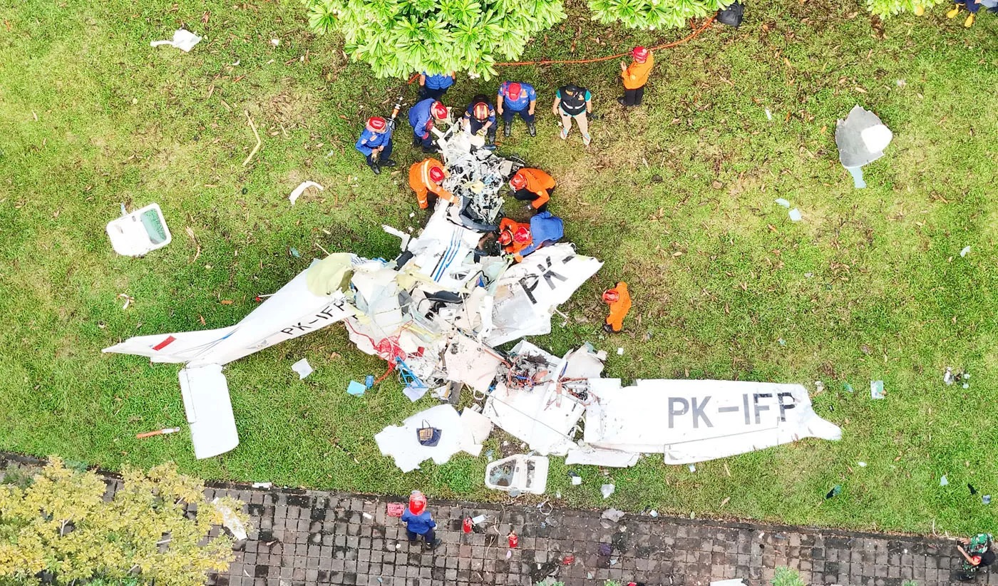 Penampakan badan pesawat latih Cessna 2006 dengan nomor registrasi PK-IFP milik Indonesia Flying Club yang diambil dari udara di kawasan BSD, Tangerang Selatan, Banten