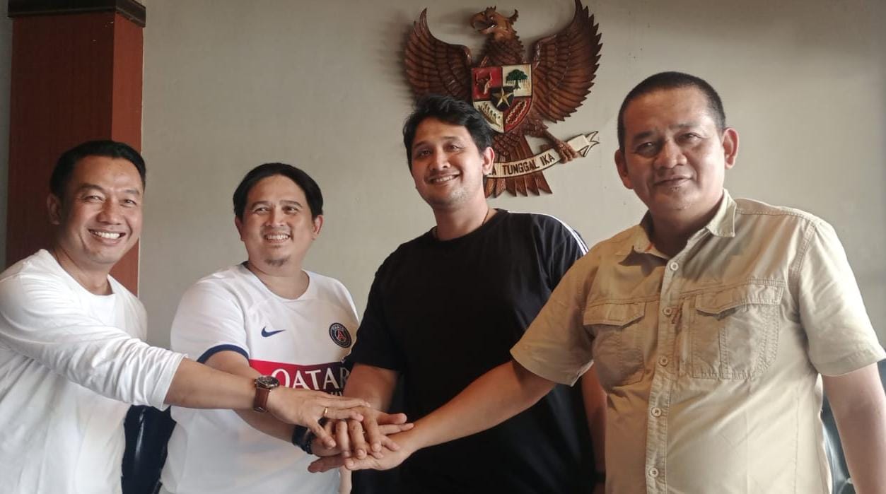 Rinto Subekti (dua dari kiri) dan Bobby Aditia Putra (tiga dari kiri) bersaing jadi calon ketua Askab PSSI Karanganyar periode 2024-2028. (Rudi Hartono/Radar Solo)