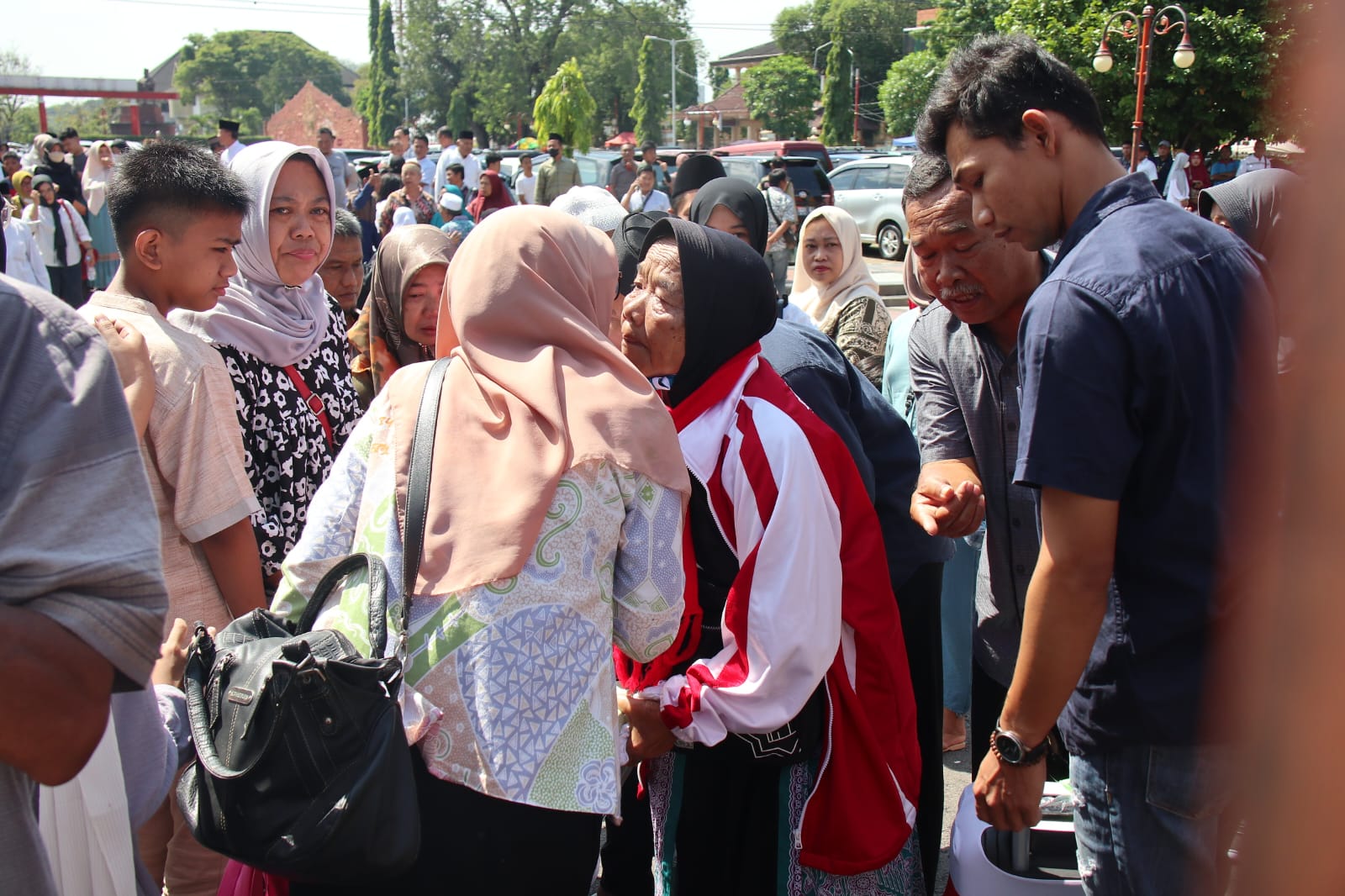 Calon jamaah haji Wonogiri tahun 2023 berpamitan dengan keluarganya.