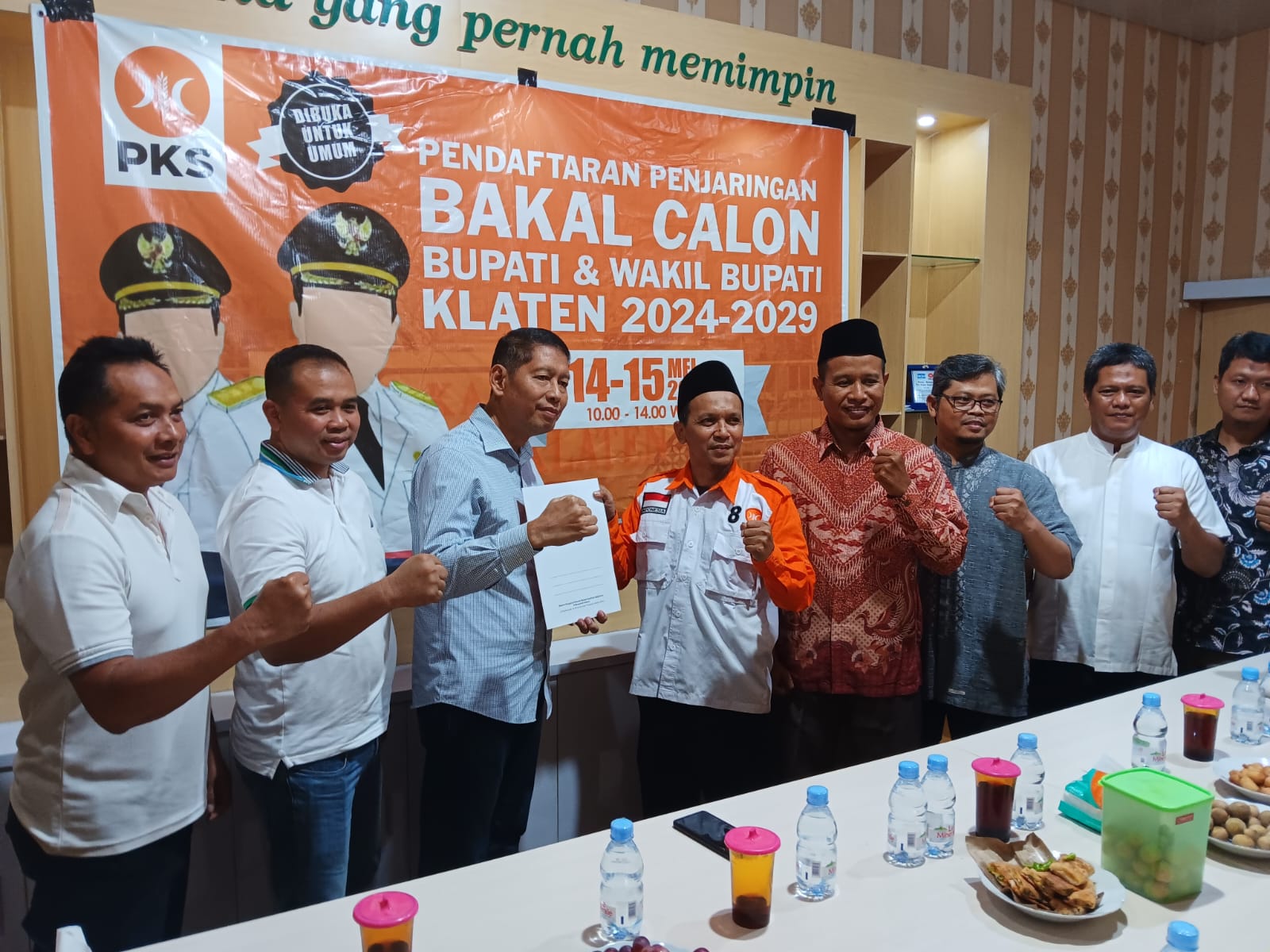 Irjen (Pol) Purn. Widiyarso Herry Wibowo (tiga dari kiri) mengambil formulir pendaftaran di Kantor DPD PKS Klaten, Senin (20/5/2024).
