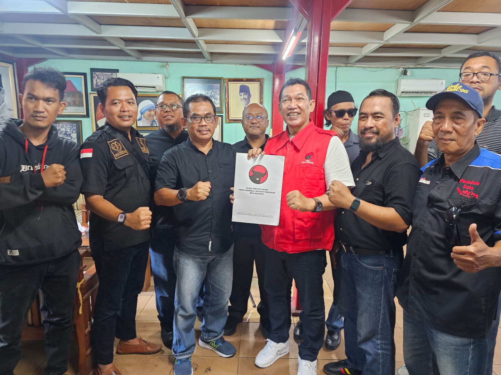 M Taufiq (tiga dari kiri) serahkan berkas pendaftaran bacawali Solo ke DPC PDIP Solo, Selasa (20/5)