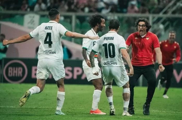 Jay Idzes (kiri) jadi salah satu pemain yang berkontribusi penuh untuk Venesia lolos ke Serie A.