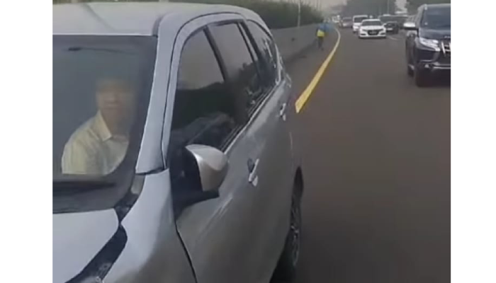 Potongan video mobil yang terlibat kecelakaan beruntun dan anak kecil yang berjalan usai insiden di Tol Jagorawi, Selasa (21/5).