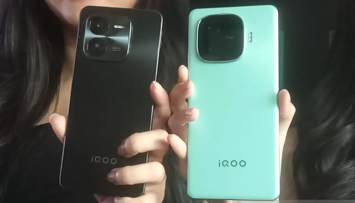 Tampilan iQOO Z9 (kanan) dan iQOO Z9x (kiri).
