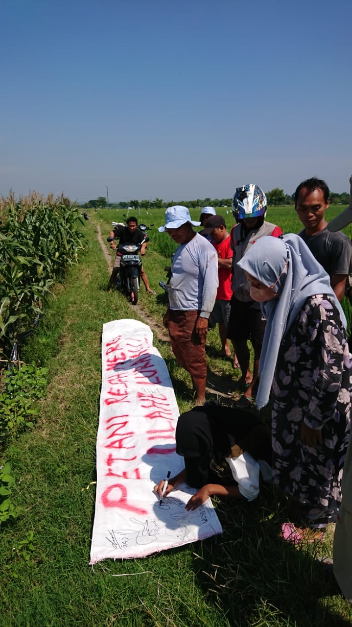 Aksi penolakan pendirian pabrik di Desa Bonagung, Kecamatan Tanon, Sragen, beberapa waktu lalu. (Ahmad Khairudin/Radar Solo)