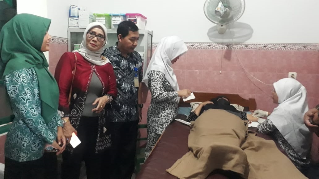 Acara bulan bakti IBI di Karanganom diisi sosialisasi tentang keluarga berencana (KB). (Angga Purenda/Radar Solo)