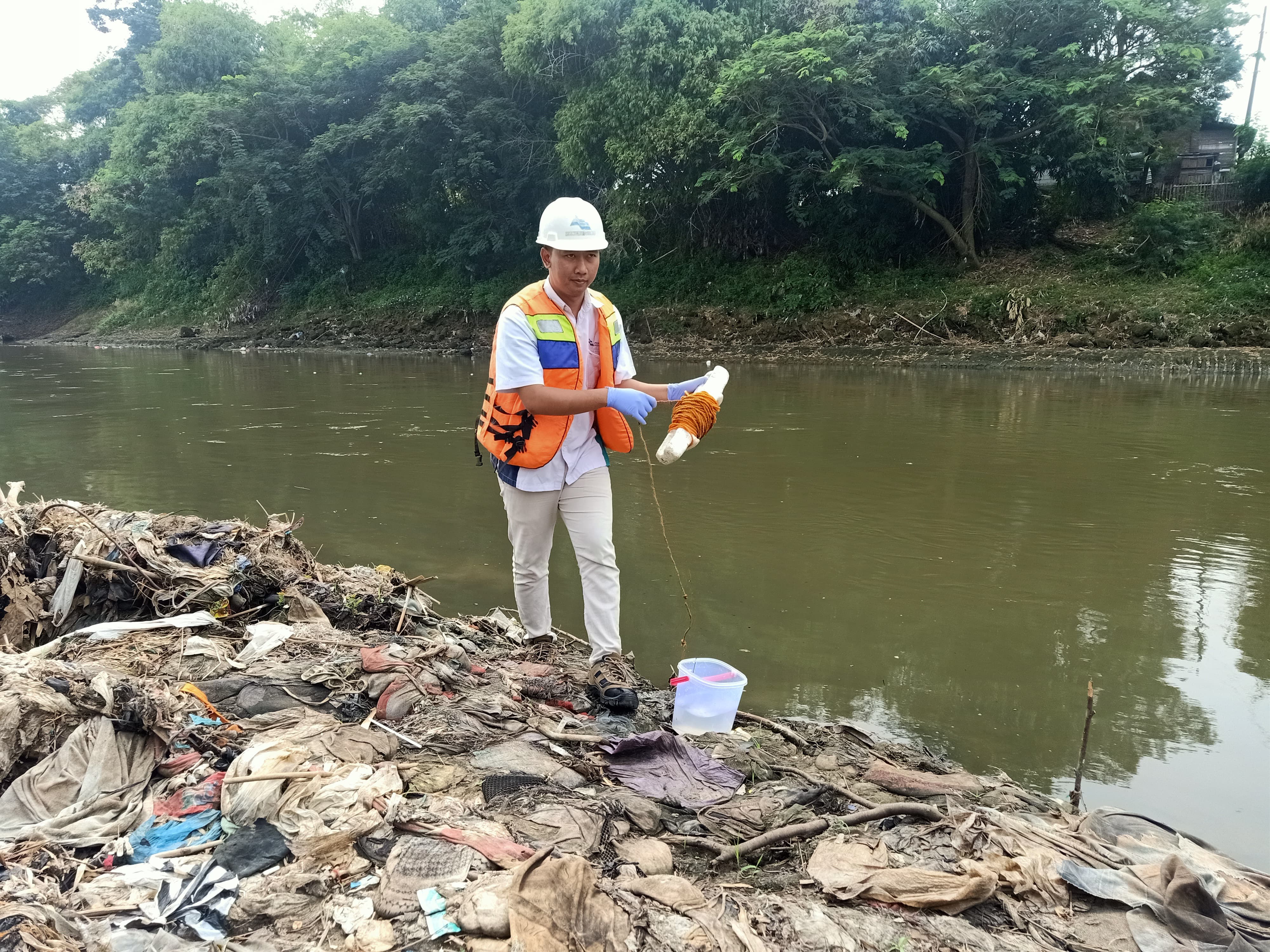 Petugas Jasa Tirta 1 ambil sampel air Sungai Bengawan