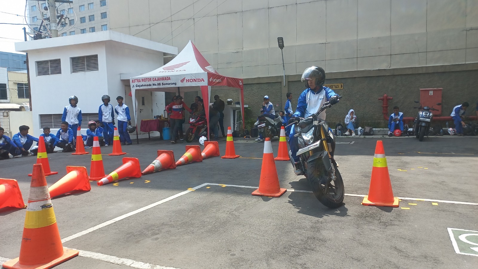 Salah seorang siswa SMK di Jawa Tengah mengikuti seleksi regional tingkat pelajar SMK yang diadakan oleh Main Dealer Astra Motor Jateng.