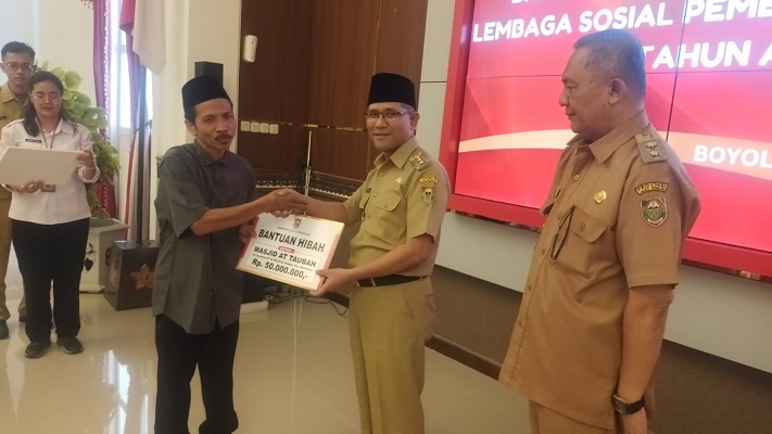 Bupati Boyolali M. Said Hidayat serahkan bantuan hibah di Ruang Merbabu, Gedung Putih Kompleks Setda Boyolali, Selasa (21/5/2024).