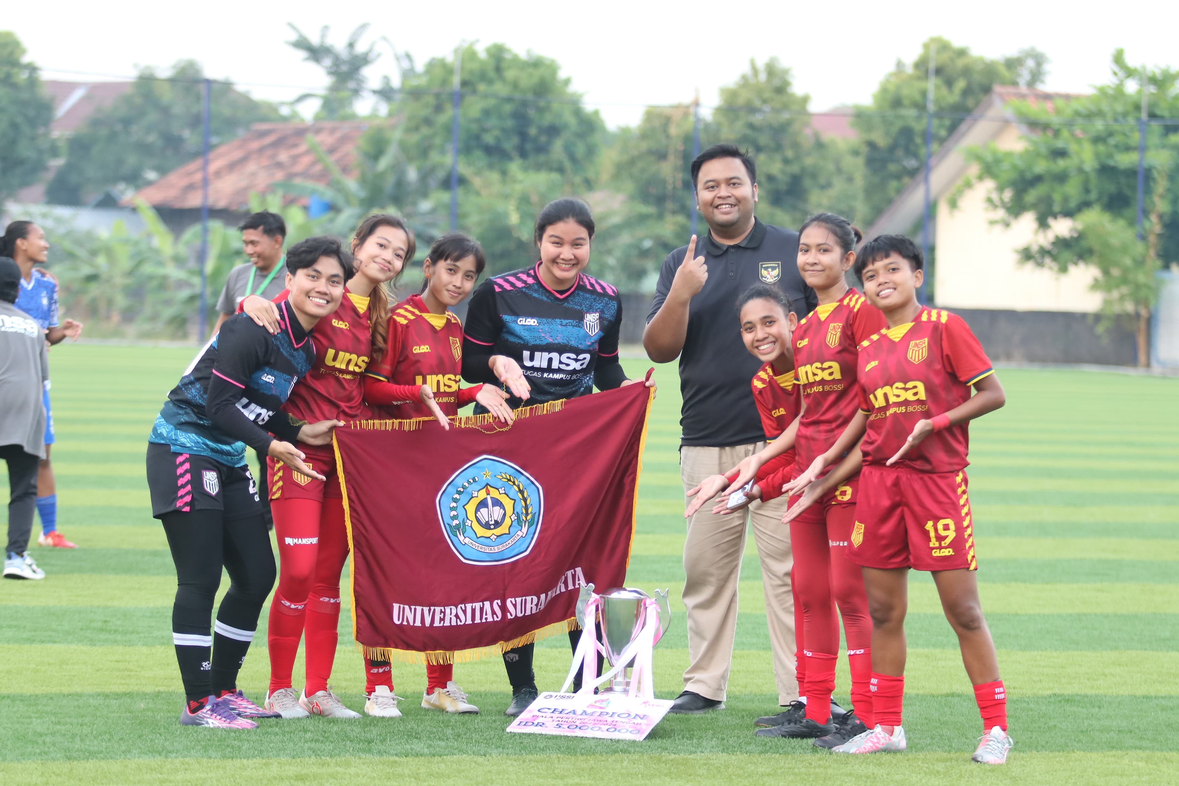 Riska Aprilia (pojok kiri), Fani Supriyanto (empat dari kiri), dan Nastasia Suci (tiga dari kanan) usai membawa Unsa Women juara Piala Pertiwi Jateng.&nbsp;