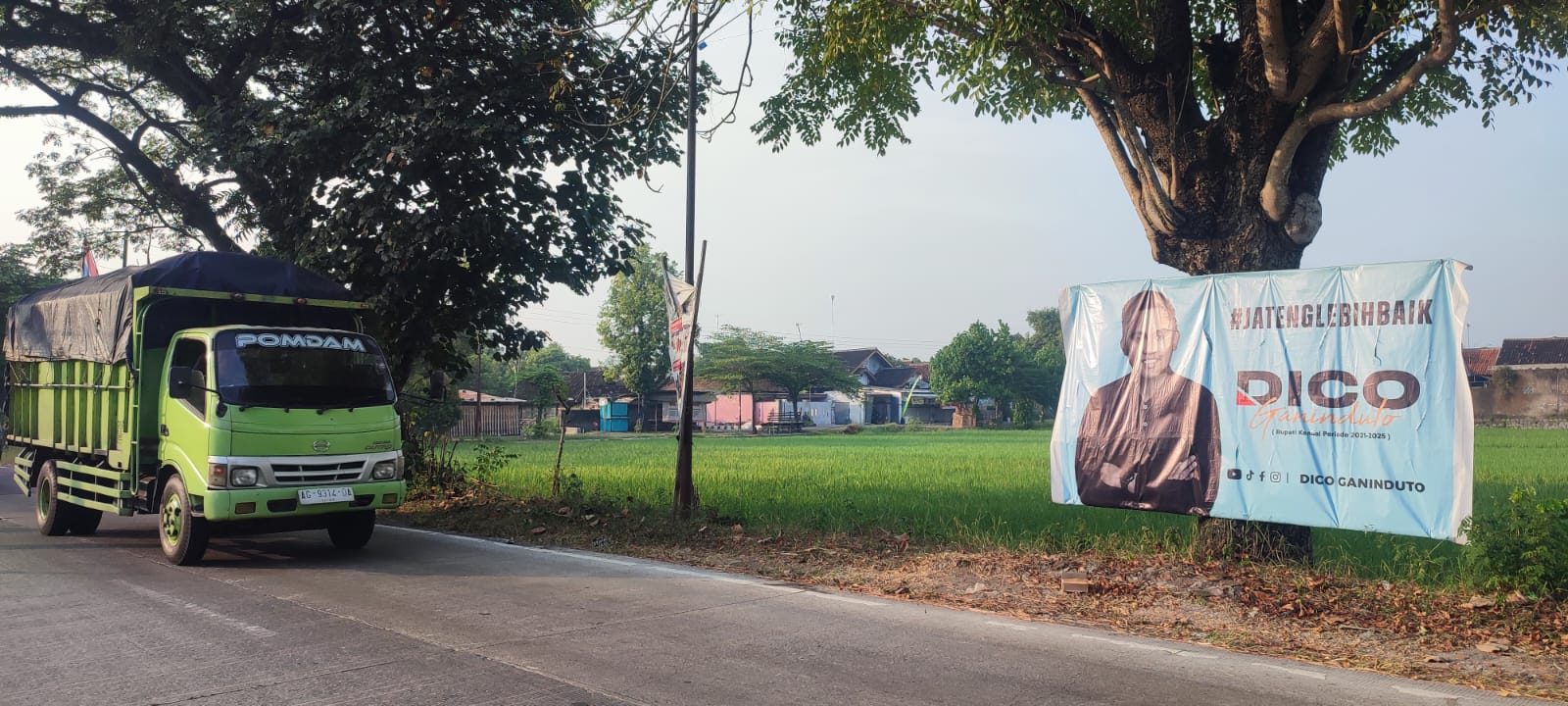 Salah satu baliho sosok yang mencalonkan diri sebagai gubernur Jateng terpasang di wilayah Kabupaten Sragen. (Ahmad Khairudin/Radar Solo)