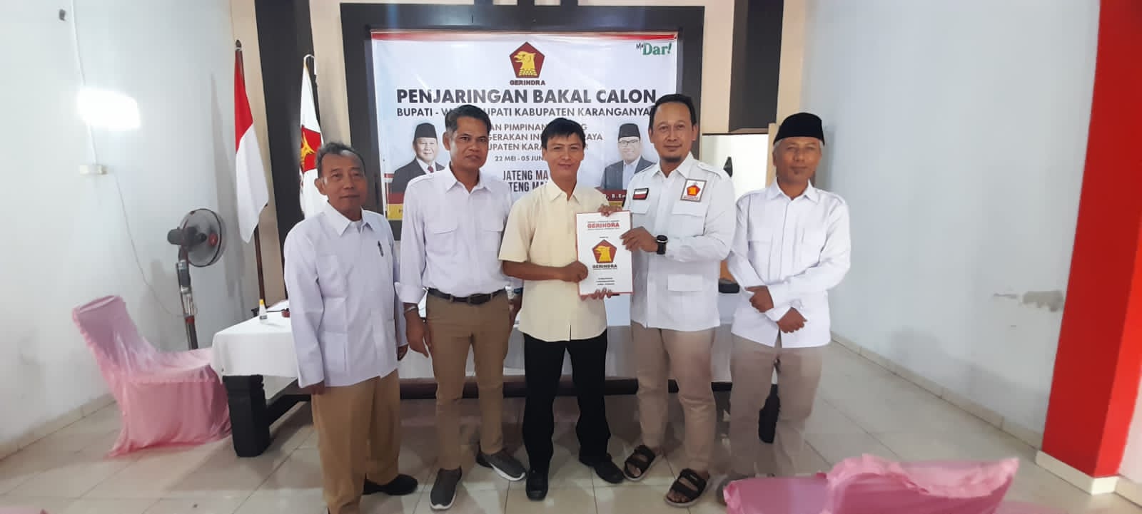 Perwakilan DPD II Golkar Karanganyar mengambilkan formulir pendaftaran cabup untuk Ilyas Akbar Almadhani di DPC Gerindra Karanganyar, Rabu (22/5). (Rudi Hartono/Radar Solo)