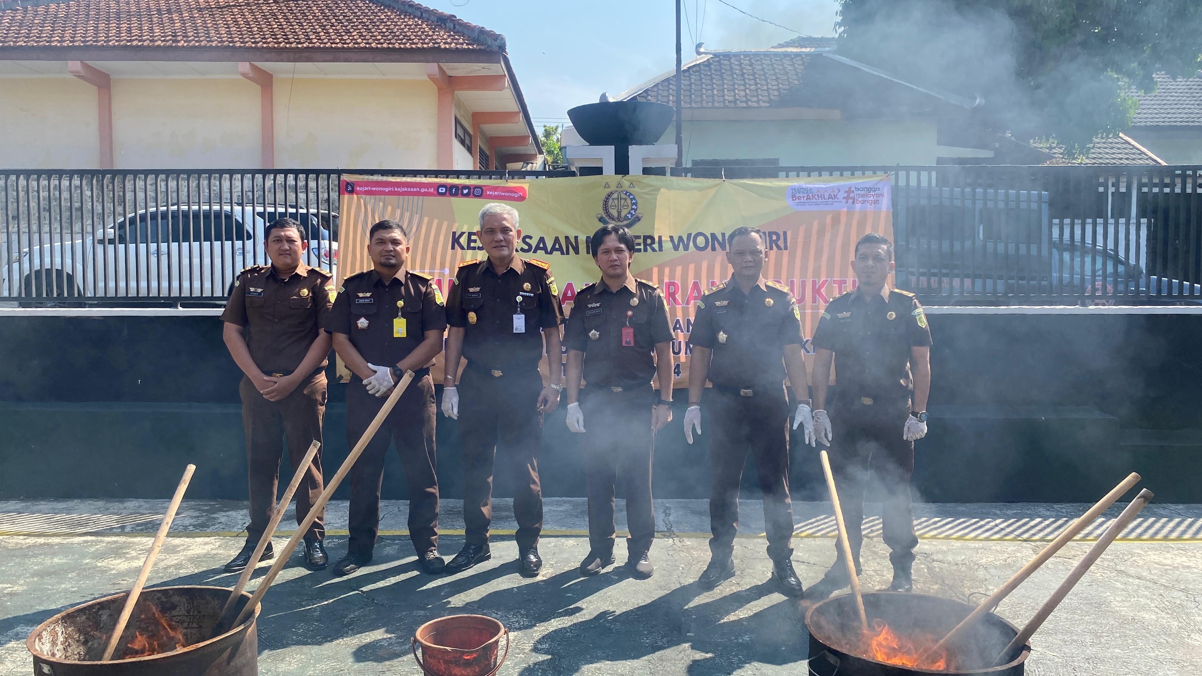 Pemusnahan barang bukti di lapangan voli kantor Kejari Wonogiri Selasa (21/5/2024).