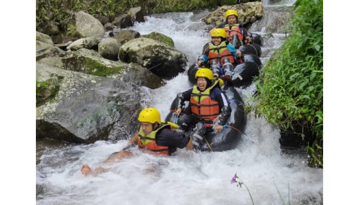 Keseruan river tubing di Kali Pring Kuning, Kemuning, Karanganyar.