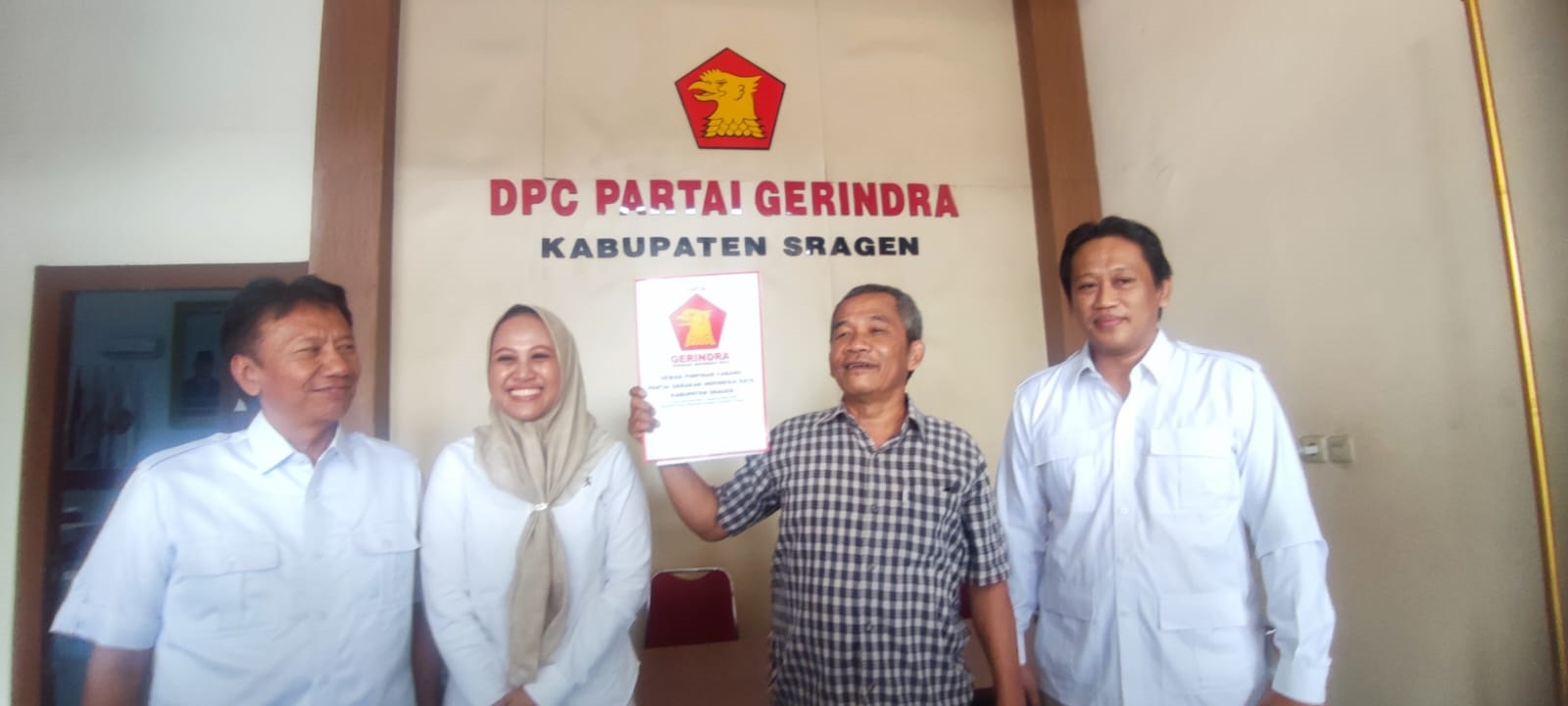 Mantan Sekda Sragen Tatag Prabawanto (dua dari kanan) mengambil formulir pendaftaran di DPC Gerindra Sragen, Rabu (22/5). (Ahmad Khairudin/Radar Solo)