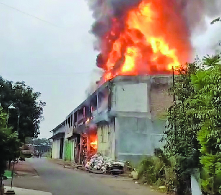 Gudang rosok terbakar hebat di Desa Wirogunan, Kecamatan Kartasura, Sukoharjo, Rabu sore (22/5).