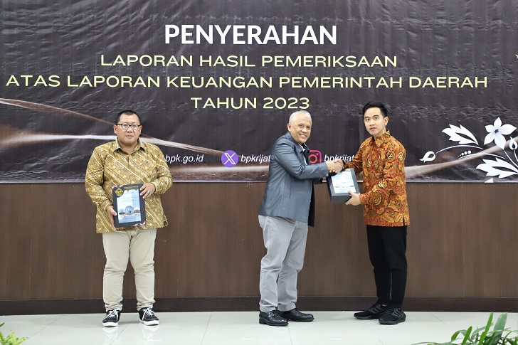 Penyerahan LHP atas Laporan Keuangan Pemerintah Daerah Tahun 2023 dari Kalan BPK Provinsi Jateng Hari Wiwoho kepada Wali Kota Solo Gibran Rakabuming Raka.