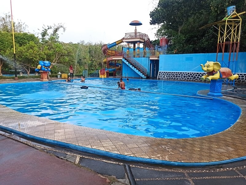 Suasana di Kolam Renang Tirta Guwo Indah, Kecamatan Kerjo, Karanganyar.