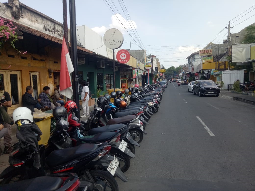 Parkiran di daerah koridor Teuku Umar, Kota Solo