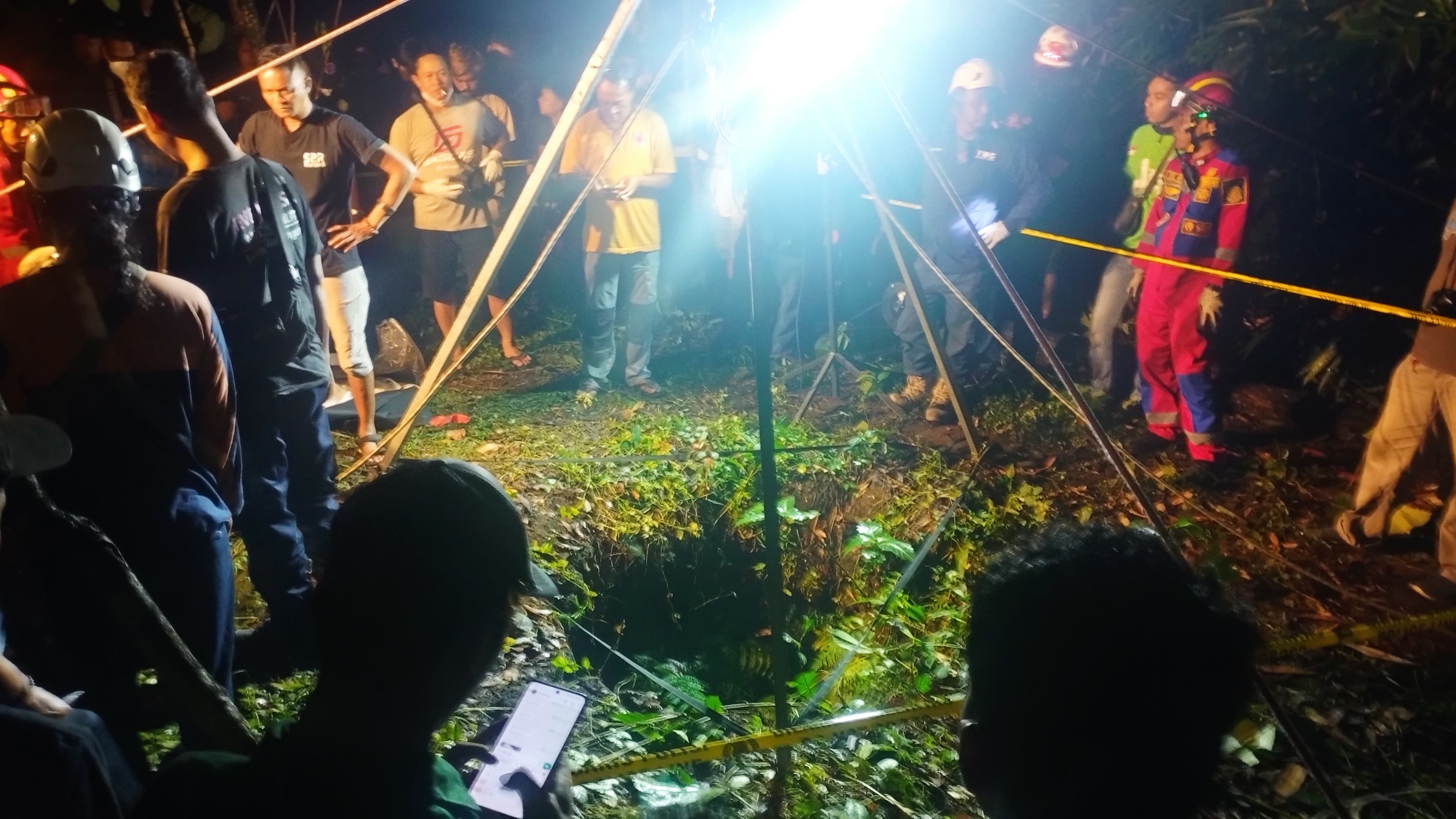 Proses evakuasi mayat laki-laki yang ditemukan di dalam sumur milik warga Desa Joho, Kecamatan Prambanan, Klaten, Rabu (22/5/2024) malam.