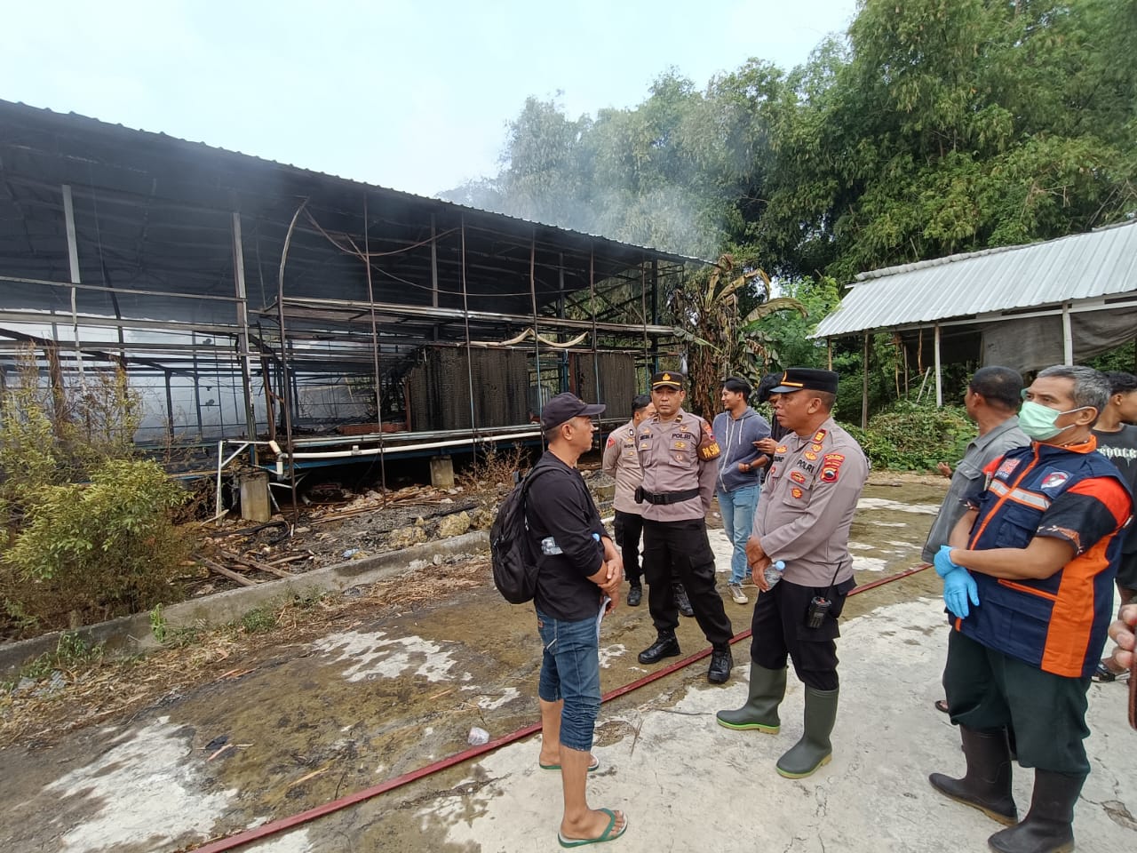 Polisi olah TKP untuk mengetahui penyebab kebakaran kandang ternak ayam milik anggota DPRD Sragen, Kamis (23/5/2024).