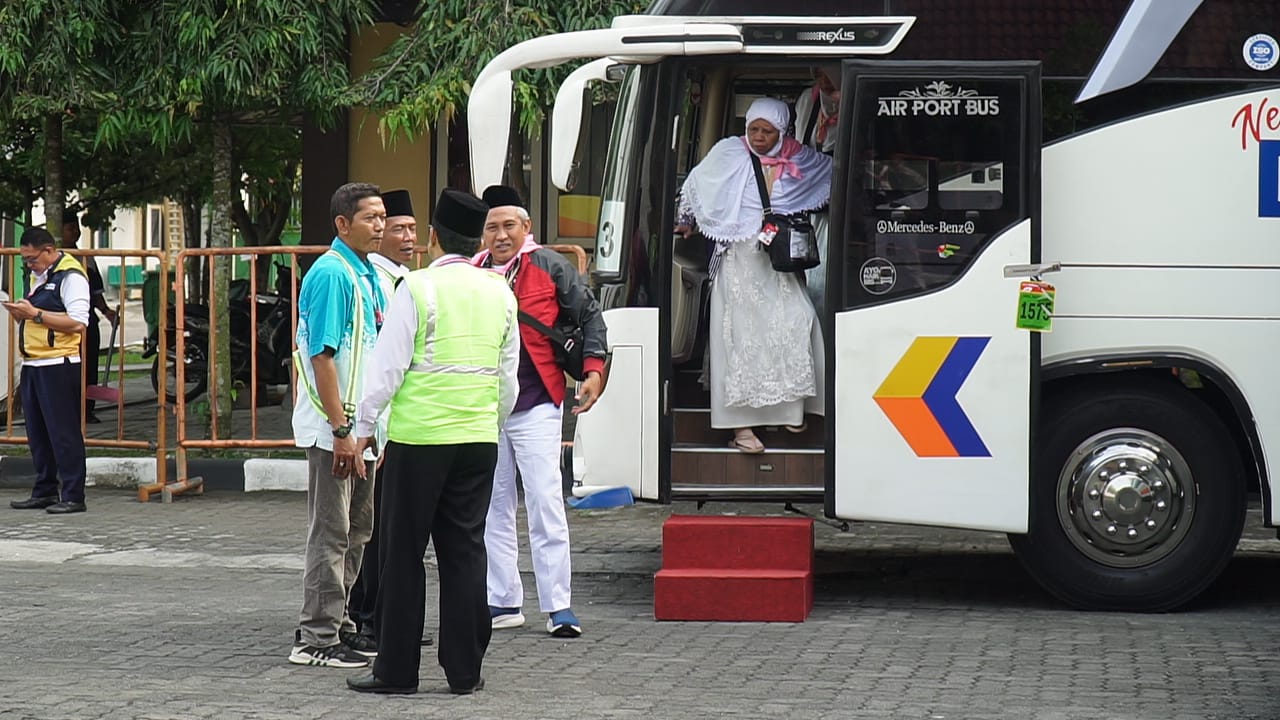 CLH Kloter 41 asal Kabupaten Kendal terpaksa kembali ke Asrama Haji Donohudan akibat mengalami masalah teknis.