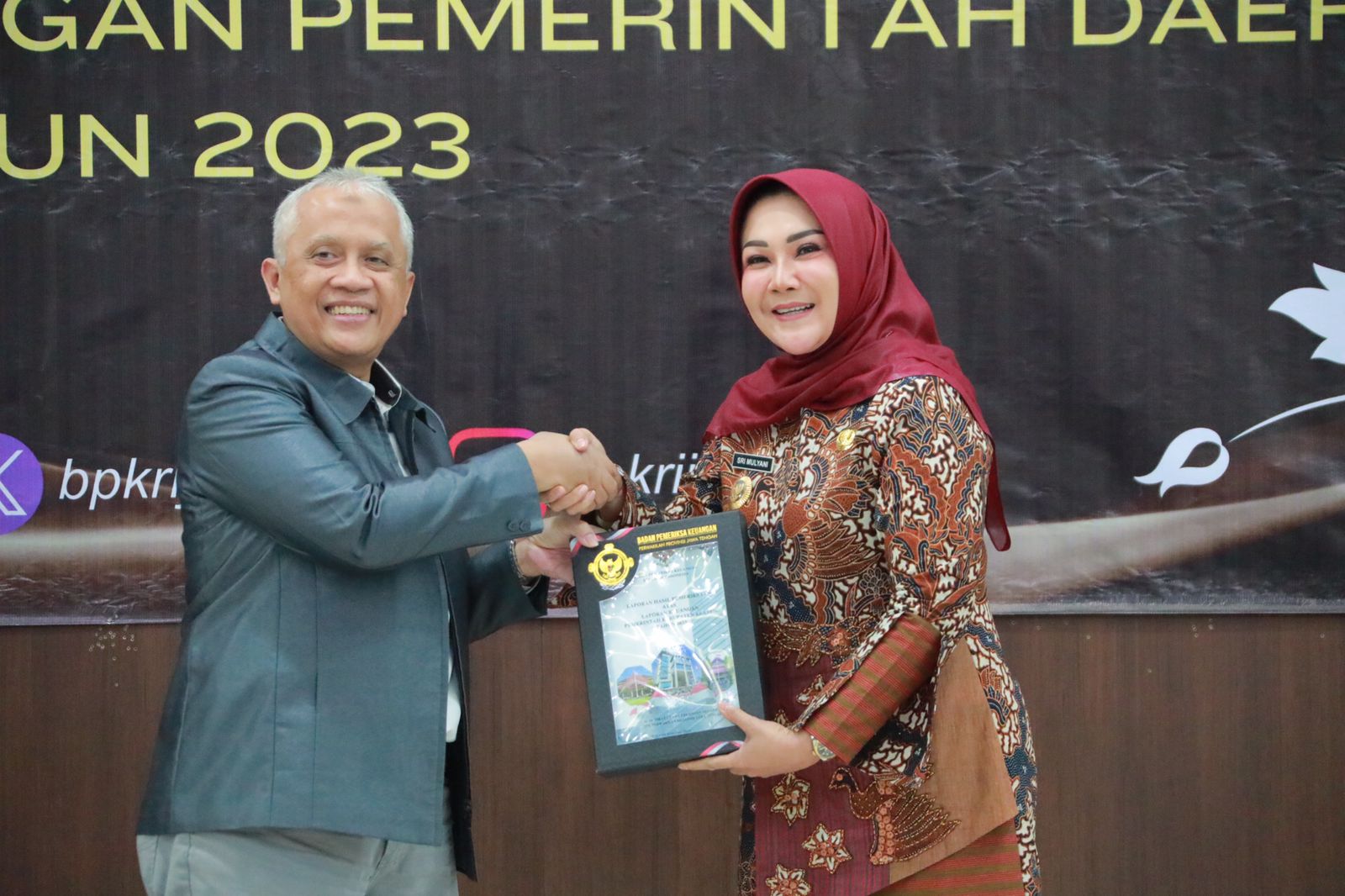 Bupati Klaten Sri Mulyani menerima Laporan Hasil Pemeriksaan (LHP) atas LKPD 2023 dengan meraih predikat opini WTP di Kantor BPK Perwakilan Jawa Tengah, Semarang.