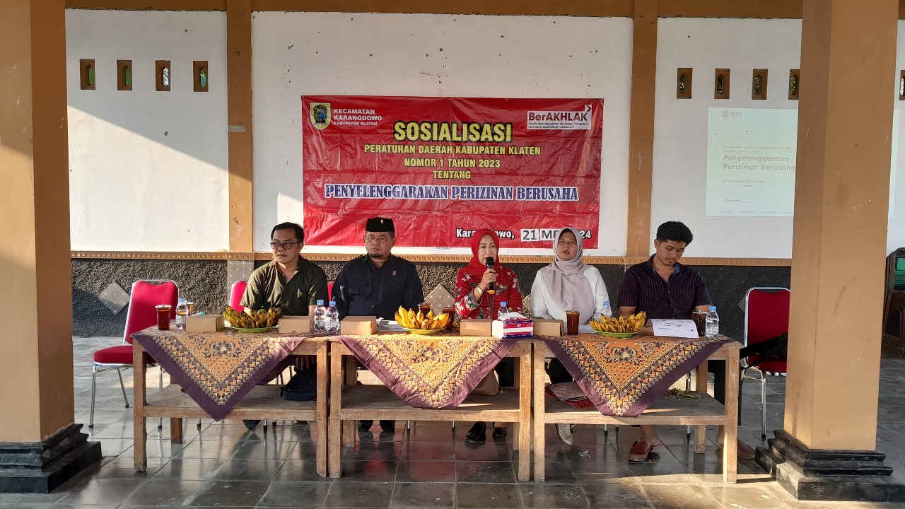 DPRD Klaten bersama camat Karangdowo melakukan sosialisasi Perda Nomor 1 Tahun 2023 tentang Penyelenggaraan Perizinan Berusaha di Pendapa Kantor Desa Tegalampel, Kecamatan Karangdowo, Klaten.
