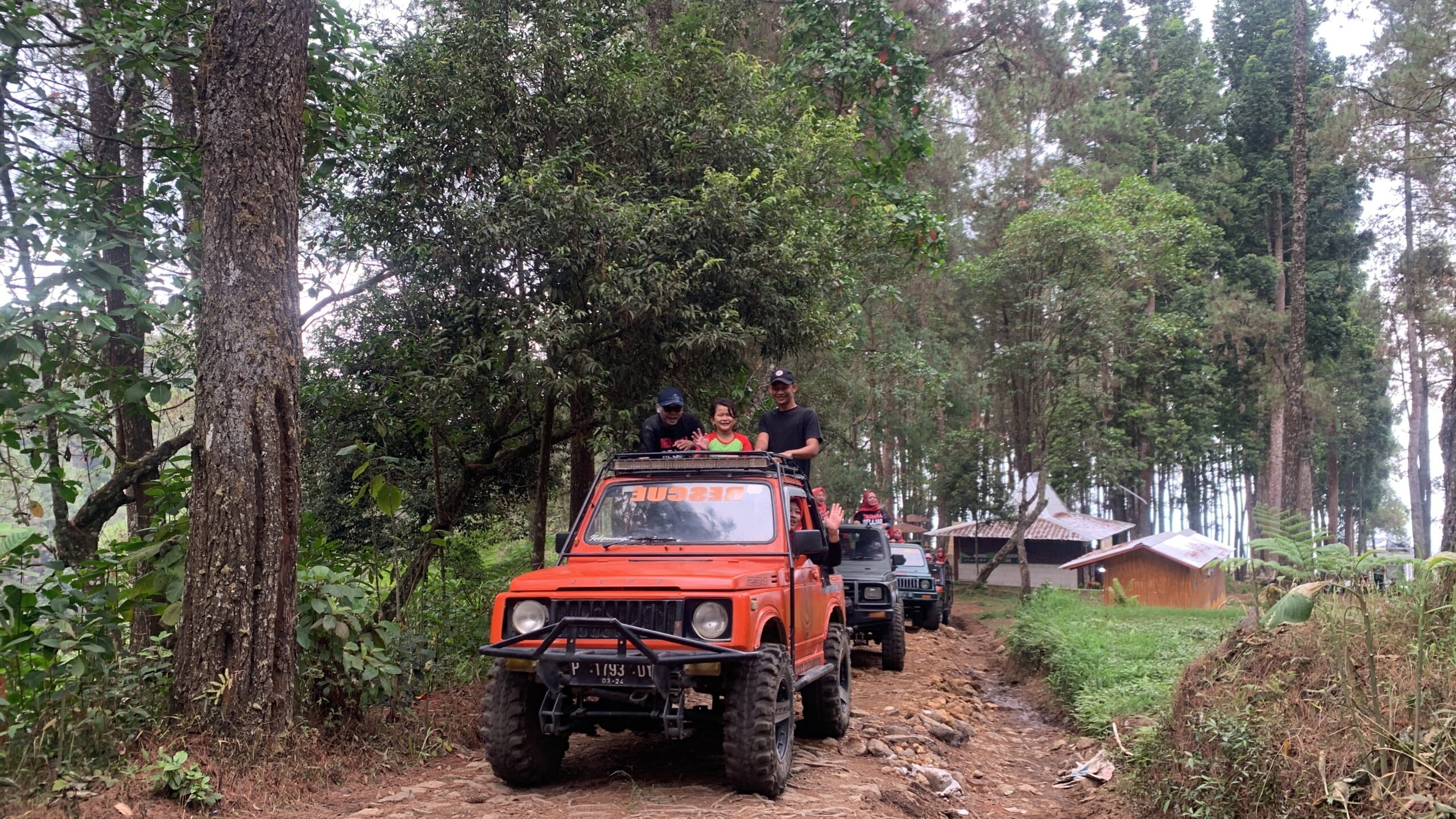 Jeep Adventure yang ditawarkan&nbsp;wisata&nbsp;Kazoku Kemuning Outbound Camping dan Adventure.