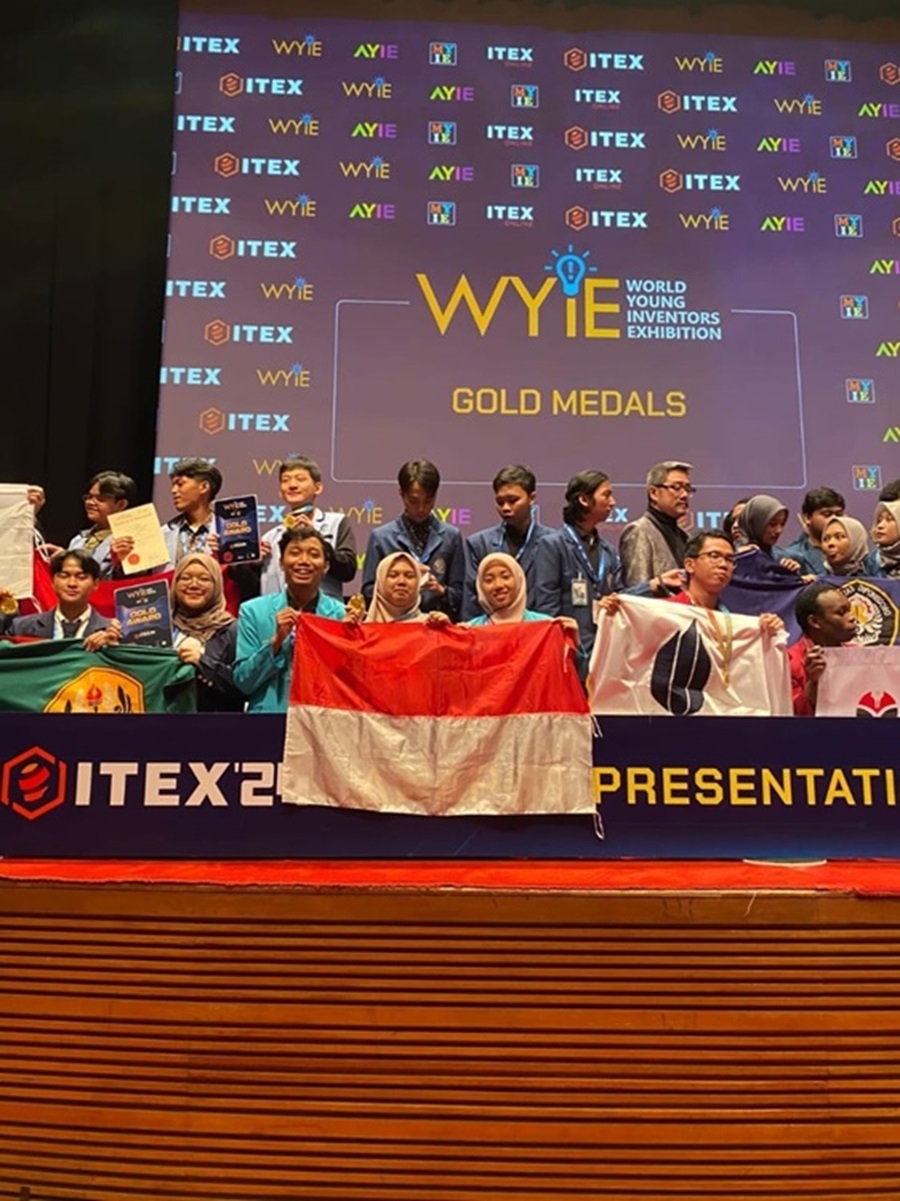 Mahasiswa UMS membawa bendera Indonesia setelah meraih emas ajang WYIE di Malaysia, 18 Mei lalu.