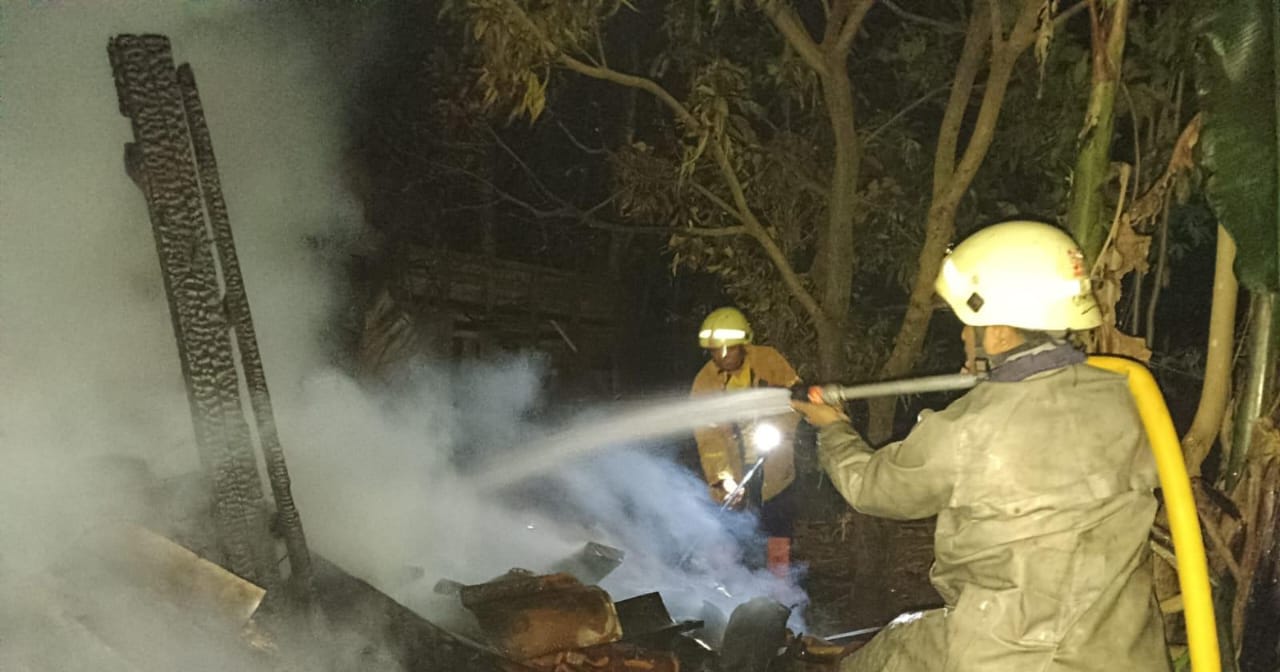 Tim damkar jinakkan api di sebuah kandang di Dukuh Botorejo RT 13 Desa Tegalombo, Kecamatan Kalijambe, Kamis (23/5). (Ahmad Khairudin/Radar Solo)