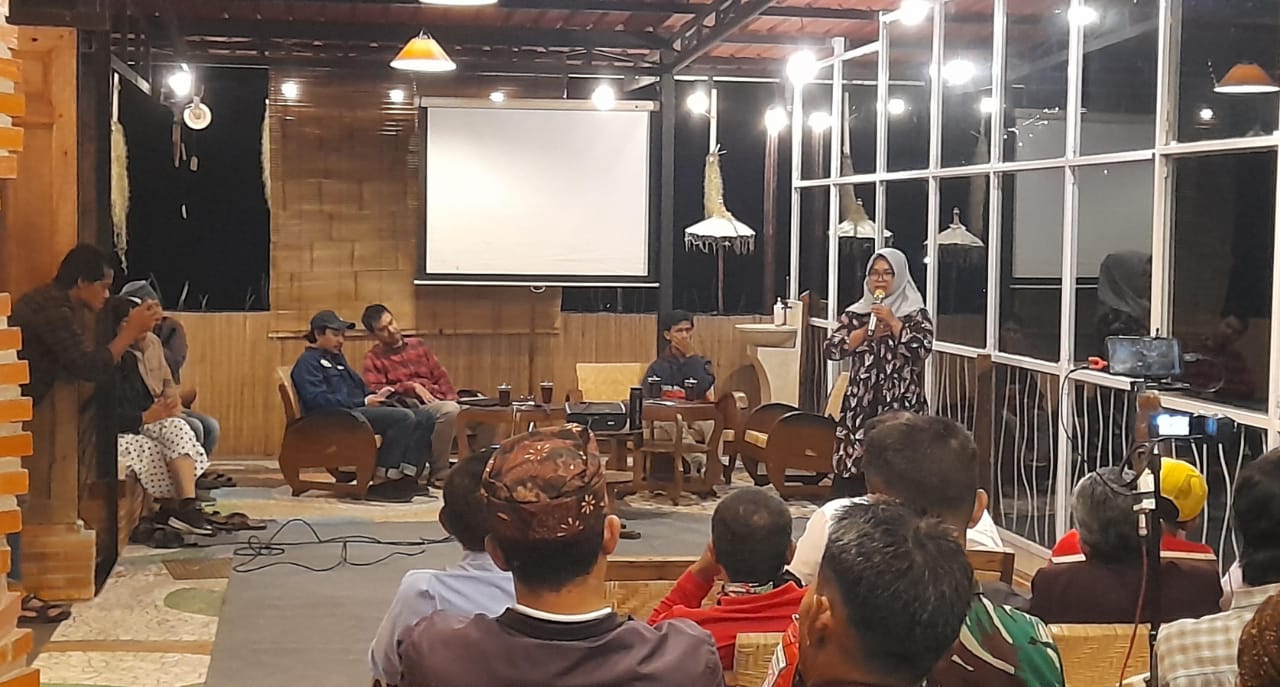 Sosialisasi pelestarian sumber daya air yang digelar Pokdarwis Desa Kemuning, Rabu (22/5) malam. Turut dibahas polemik pengembangan wisata kebun teh Kemuning. (Rudi Hartono/Radar Solo)