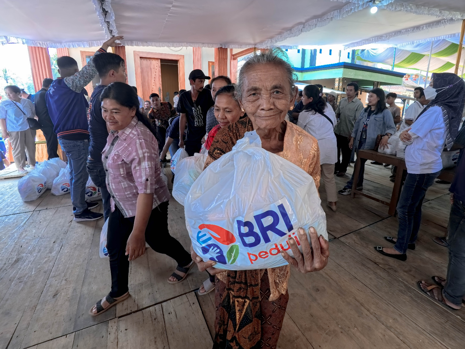 BRI Peduli menyalurkan 1.000 (seribu) paket sembako bagi warga yang berada di wilayah Vihara Dhamma Gayasih, Desa Getas, Kec. Kaloran, Kab. Temanggung.