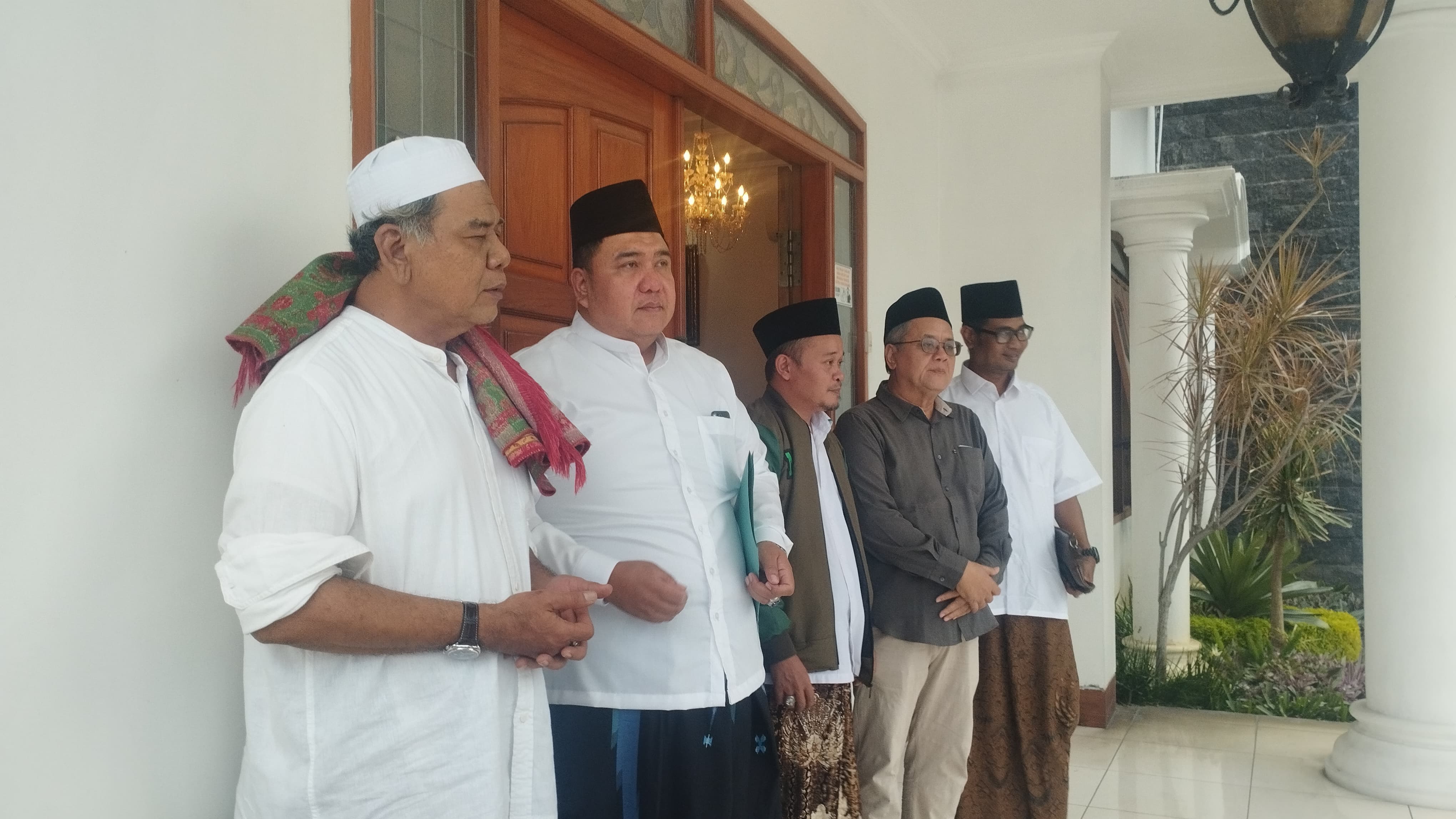 Ketua PCNU Klaten Mujiburrahman (dua dari kiri) menerima mandat dari sembilan kiai sepuh Klaten untuk maju sebagai calon bupati Klaten, Kamis (23/5). (Angga Purenda/Radar Solo)