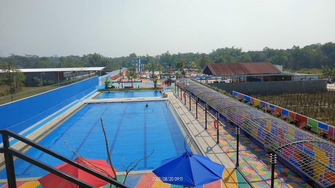 Suasana Waterboom Pitik Cilik, yang terletak di Desa Kedungjeruk, Kecamatan Mojogedang, Kabupaten Karanganyar.