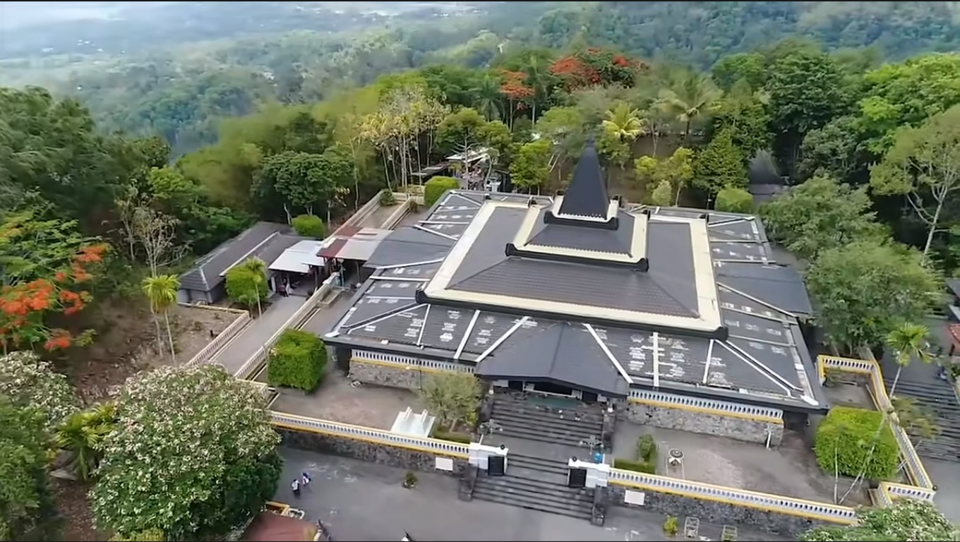 Komplek Astana Giribangun, pemakaman keluarga Presiden kedua Republik Indonesia, Soeharto.