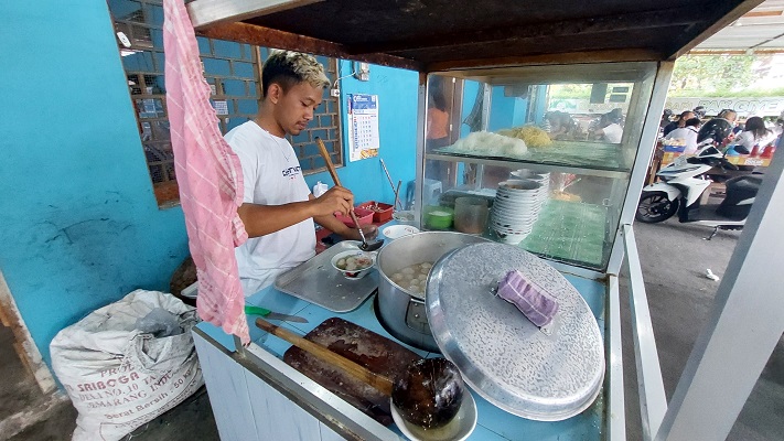 Warung bakso Pak Giyem di Jalan Kangkung, Kampung Poncobudoyo, Kelurahan Pulisen, Boyolali tak pernah sepi pembeli.