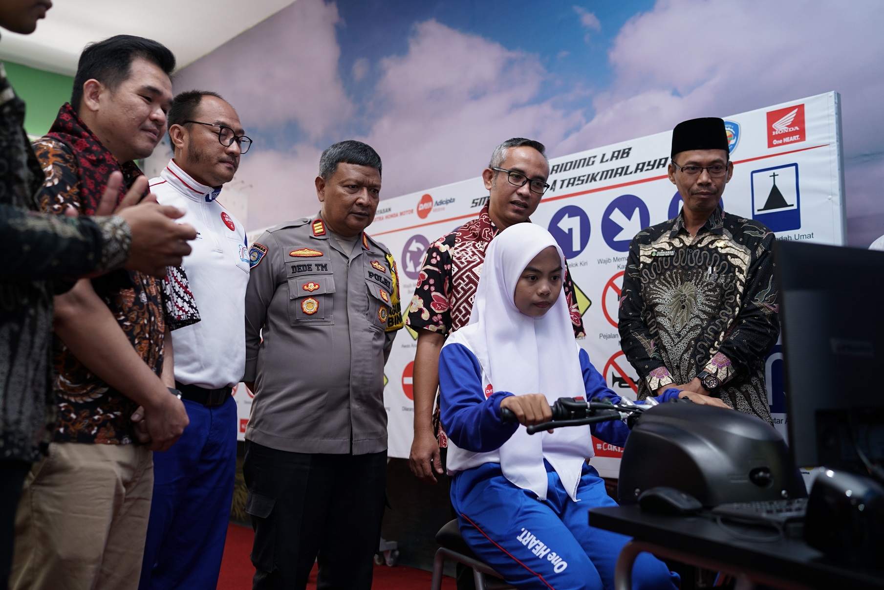 Ketua Yayasan AHM  bersama pemerintah, meninjau para siswa saat belajar berkendara menggunakan Honda Riding Trainer (HRT) dan Zona Praktik di Safety Riding Lab Astra Honda SMK Negeri 4 Tasikmalaya.