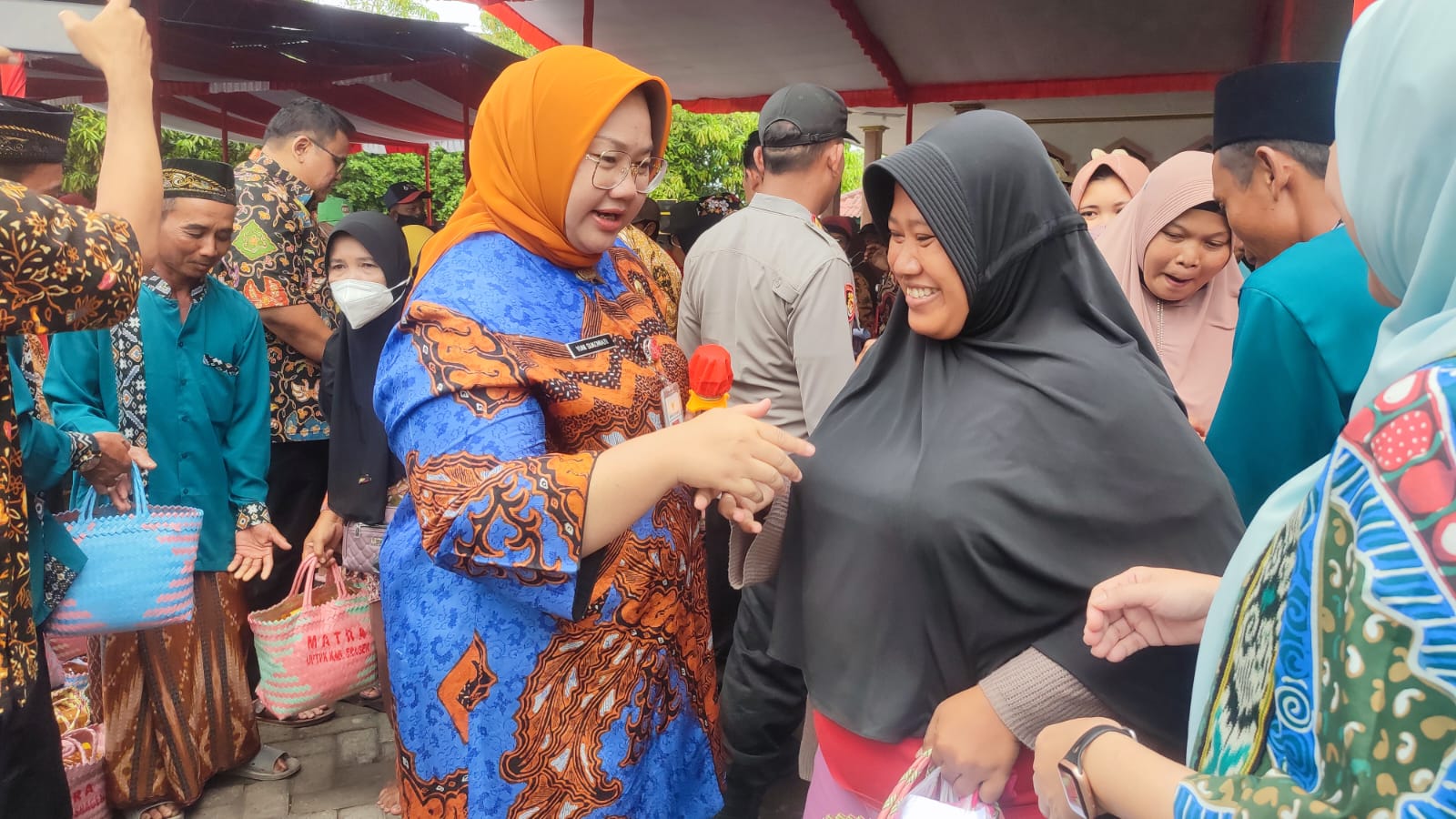 Bupati Sragen Kusdinar Untung Yuni Sukowati saat menemui warga, beberapa waktu lalu. (Ahmad Khairudin/Radar Solo)