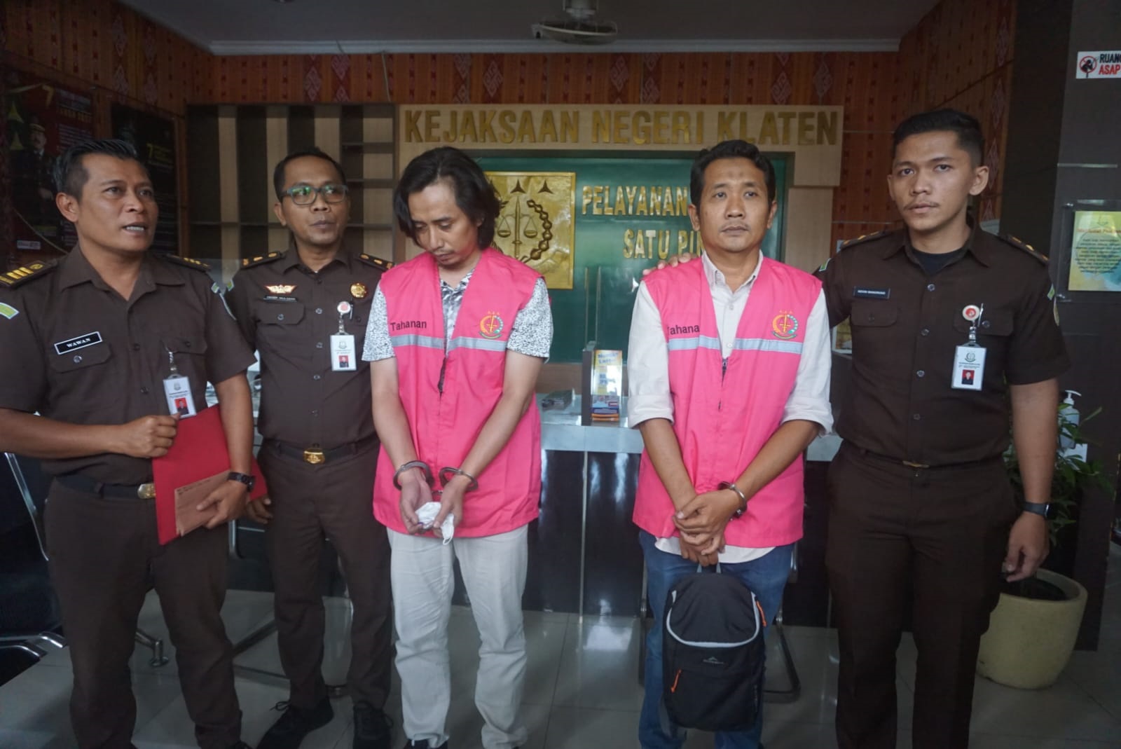 Dua pelaku kredit fiktif yang resmi di PHK oleh BRI Klaten saat berada di Kantor Kejari Klaten akhir Maret lalu.