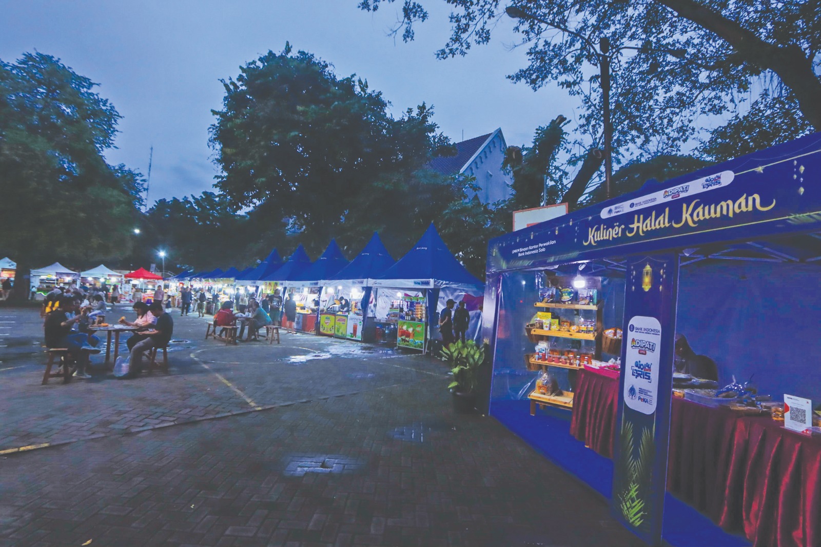 Bazar kuliner halal di halaman Balai Kota Surakarta, beberapa waktu lalu diserbu pengunjung.