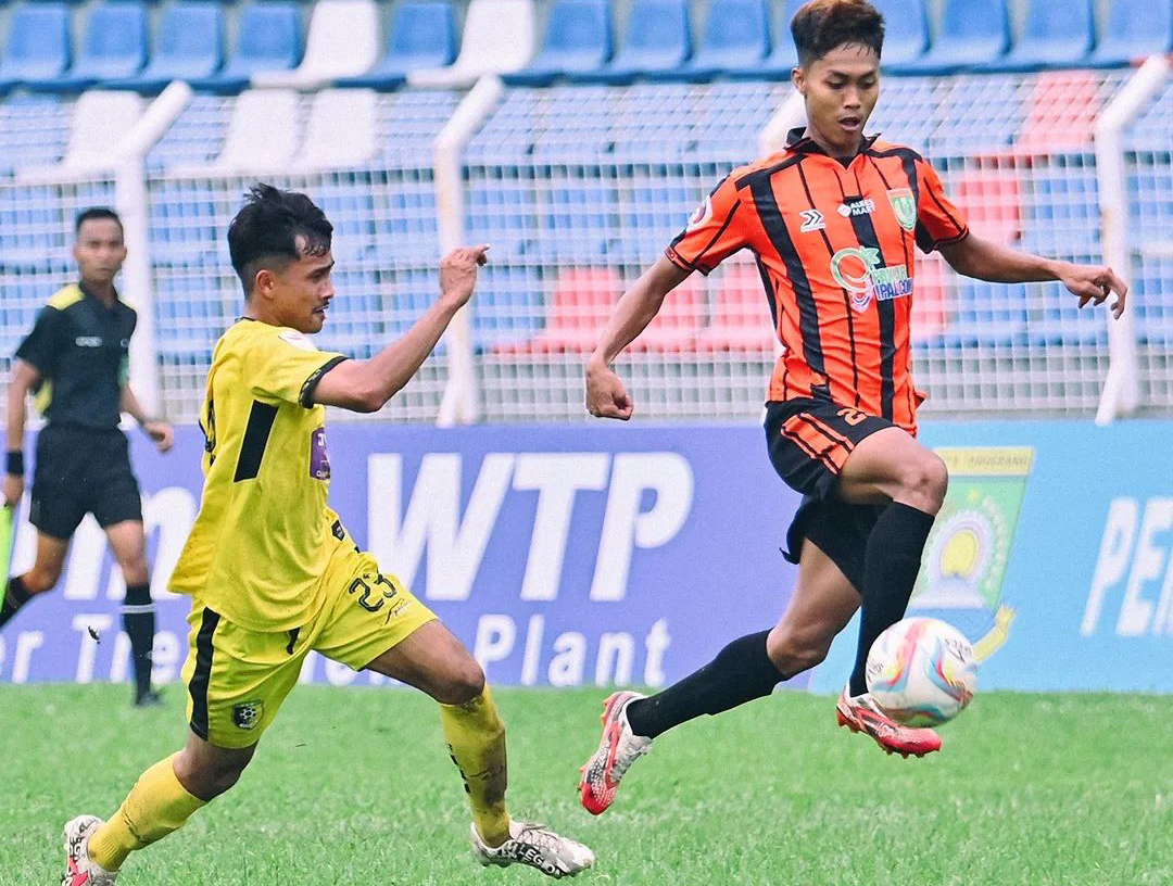 Laga Persibo Bojonegoro melawan PSM Madiun di Stadion Benteng Reborn, Tangerang, 25 Mei.