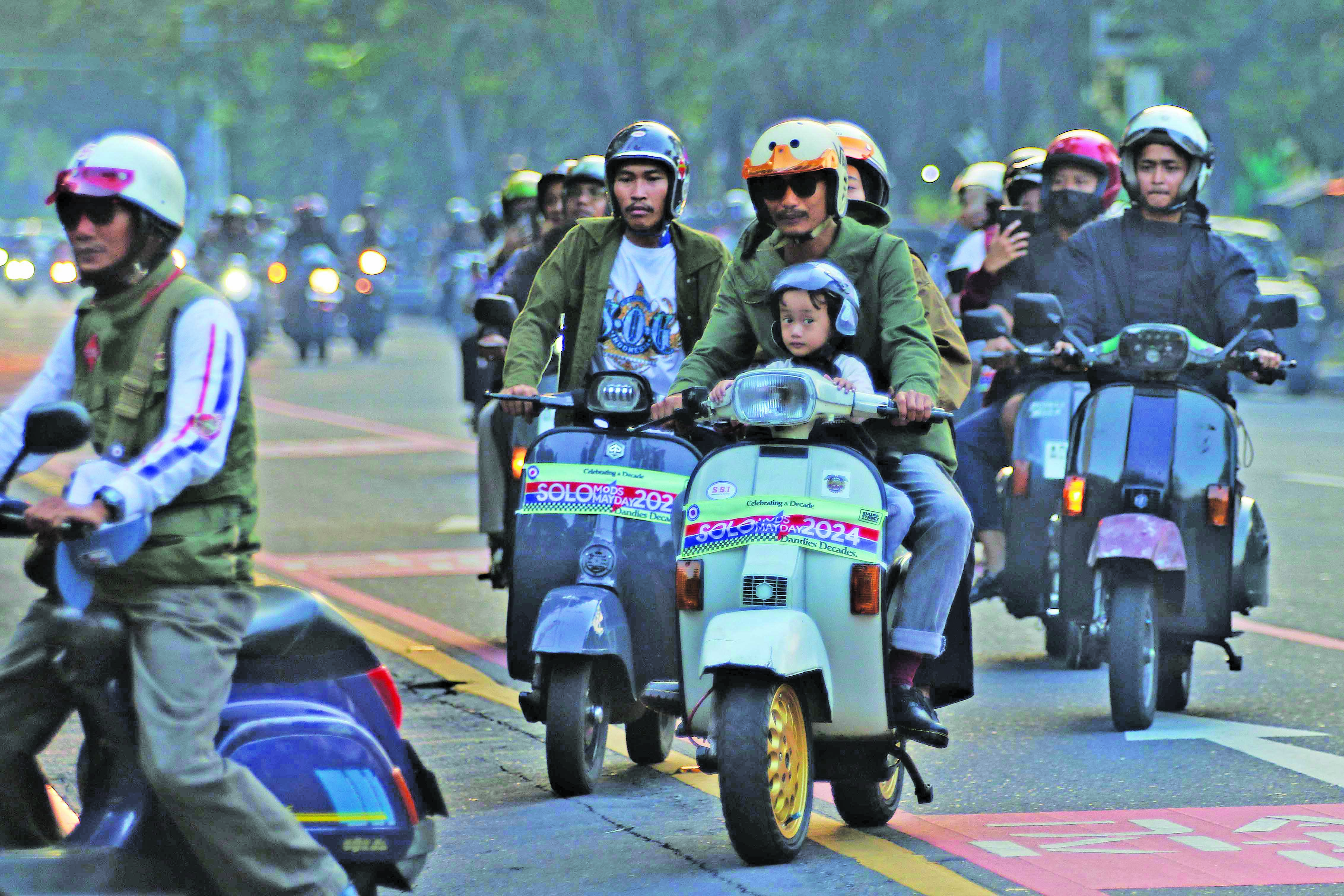 anggotakomunitas vespa memadari Kota Solo di acara Solo Mods Mayday 2024 di Taman Sriwedari Solo, 26 Mei 2024