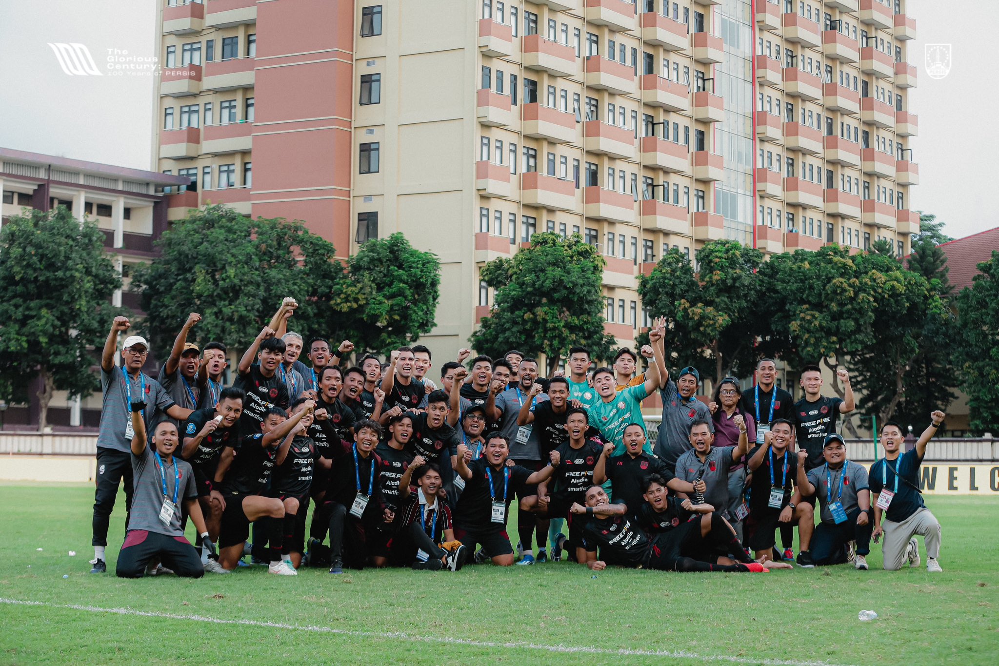 Milomir Seslija (lima berdiri dari kiri) bersama skuad Persis Solo dan tim kepelatihan usai menjalani laga terakhir Liga 1 di markas Bhayangkara FC di Stadion STIK, Jakarta, 30 April lalu.&nbsp;
