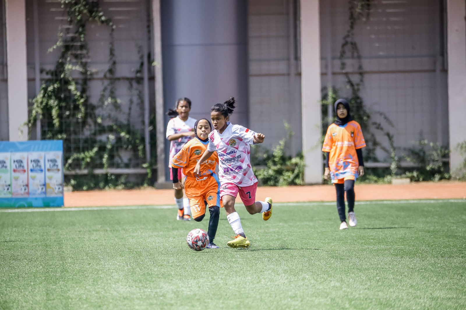 Pemain SKU Pink Asyifa Sholawa Farizqi menjadi top scorer sementara MilkLife Soccer League dengan koleksi 7 gol.
