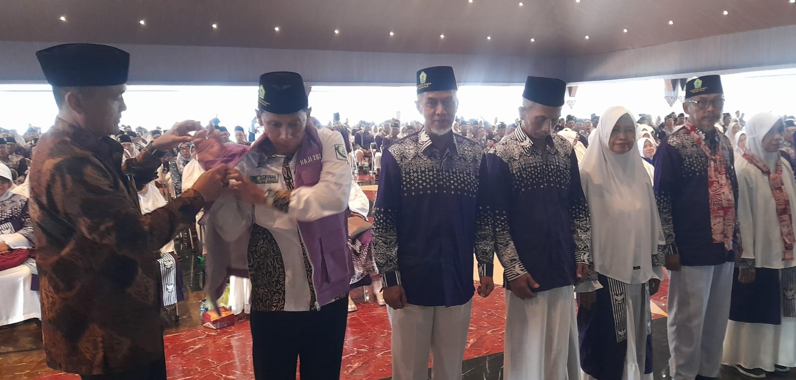 Pj Bupati Karanganyar Timotius Suryadi (kiri) melepas calon jemaah haji dari Karanganyar, Minggu (26/5). (Rudi Hartono/Radar Solo)