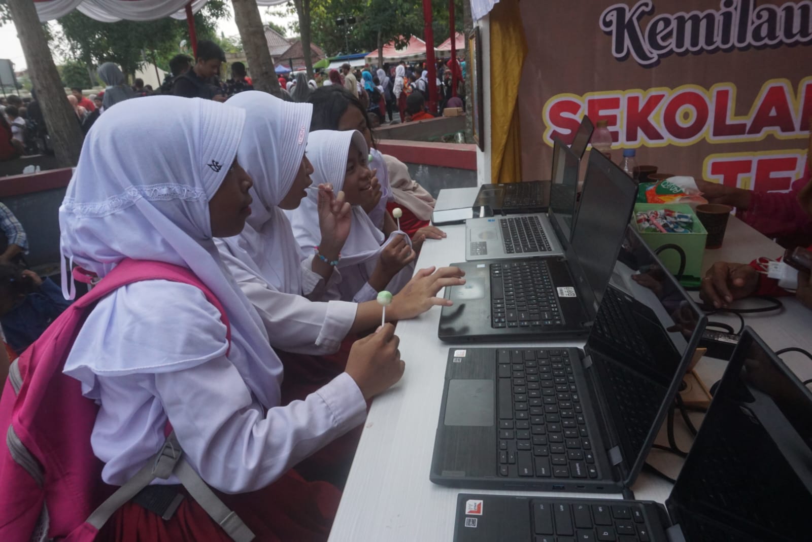Sejumlah siswa SD mengakses internet di kantor Disdik Klaten. (Angga Purenda/Radar Solo)