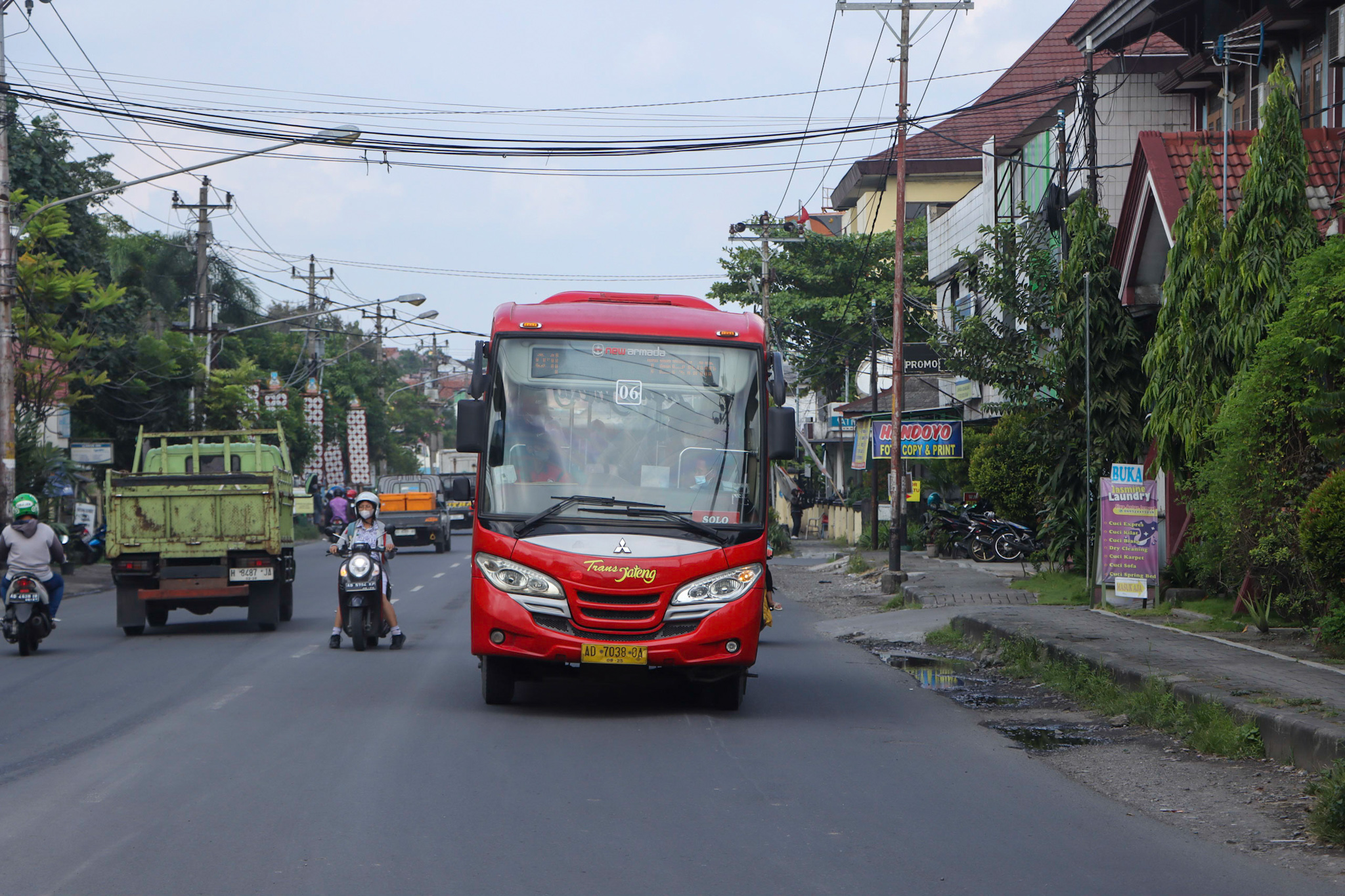 Trans Jakarta menghubungkan Kota Solo dan daerah lain di sekitarnya.