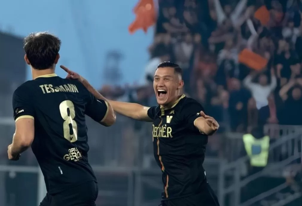 Jay Idzes (kanan) berselebrasi saat membawa klubnya Venezia lolos ke final playoff promosi ke Serie A setelah menaklukkan Palermo 2-1