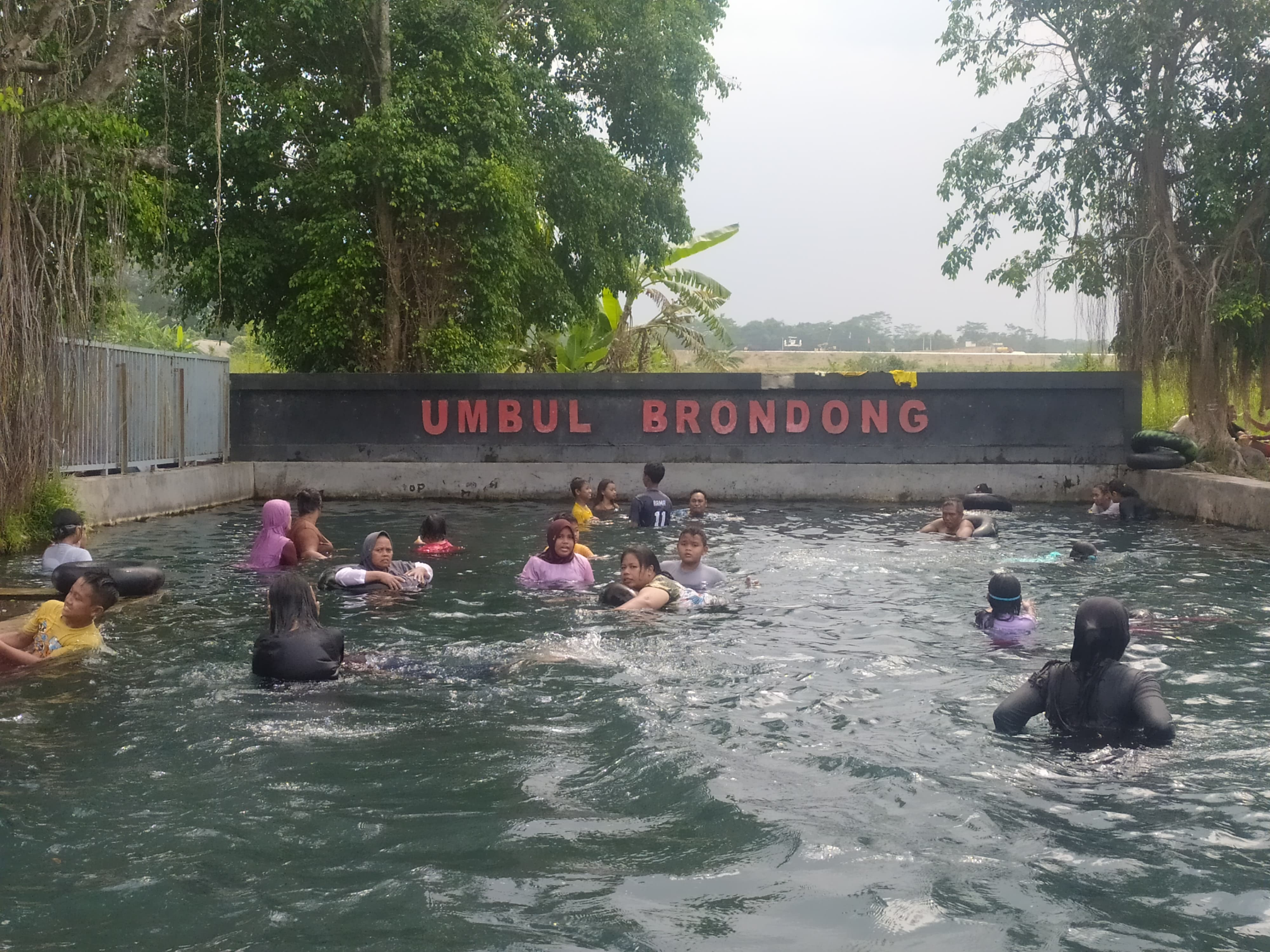 Pengunjung menikmati kesegaran sumber mata air di Umbul Brondong, Desa Ngrundul, Kecamatan Kebonarum, Kabupaten Klaten.